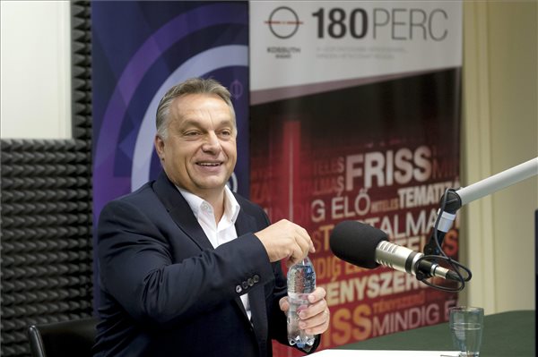 Orbán Viktor miniszterelnök a Magyar Rádió stúdiójában, ahol interjút adott a Kossuth Rádió 180 perc című műsorában 2015. október 2-án. MTI Fotó: Koszticsák Szilárd 