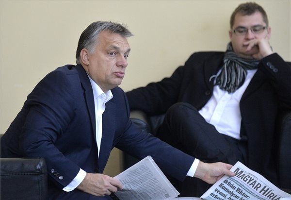 Orbán Viktor miniszterelnök (b), mielőtt interjút ad a Kossuth Rádió 180 perc című műsorában a Magyar Rádió stúdiójában 2015. november 20-án. Jobbra Nagy János, a Miniszterelnöki Kabinetiroda államtitkára. MTI Fotó: Máthé Zoltán 