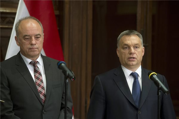  Orbán Viktor miniszterelnök (j) és Peter Kössler, az Audi Hungária Motor Kft. ügyvezető igazgatója (b) tanácskozásuk után az M1 aktuális csatorna műsorának nyilatkozik az Országházban 2015. december 10-én. MTI Fotó: Koszticsák Szilárd