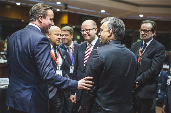 A Miniszterelnöki Sajtóiroda által közreadott képen David Cameron brit (b), Bohuslav Sobotka cseh (j3) és Orbán Viktor magyar miniszterelnök (j2) az EU-tagországok állam- és kormányfőinek kétnapos csúcstalálkozóján Brüsszelben 2016. február 18-án. MTI Fotó: Miniszterelnöki Sajtóiroda/Szecsődi Balázs