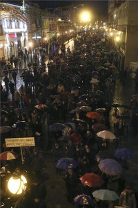  A pedagógusok és szimpatizánsaik demonstrációjának résztvevői vonulnak a miskolci Hősök terére 2016. február 3-án. A Fogadóóra címmel megrendezett tüntetés szervezői az oktatási rendszer ellen tiltakoznak. MTI Fotó: Vajda János