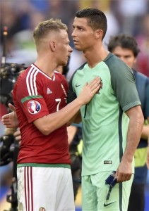 Dzsudzsák Balázs (b) és portugál Cristiano Ronaldo a franciaországi labdarúgó Európa-bajnokság F csoportja harmadik fordulójában játszott Magyarország - Portugália mérkőzés végén, a lyoni stadionban 2016. június 22-én. A találkozó 3-3-as döntetlennel ért véget. MTI Fotó: Illyés Tibor