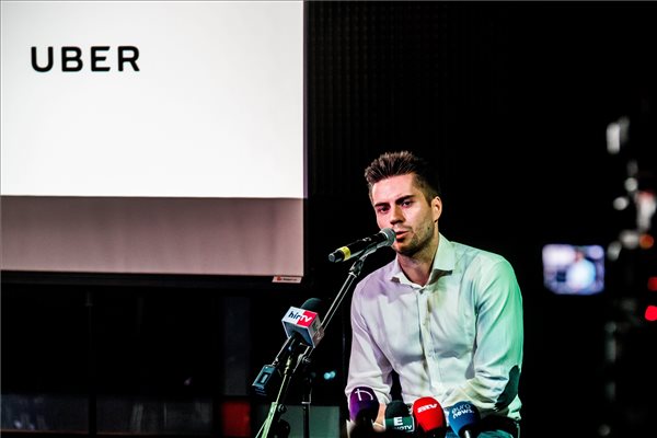Fekete Zoltán, az Uber magyarországi operatív igazgatója sajtótájékoztatót tart a budapesti Akvárium Klubban 2016. július 13-án. Bejelentette, hogy a közösségi személyszállító cég felfüggeszti a szolgáltatást Budapesten július 24-én, amikor életbe lép a működését ellehetetlenítő jogszabály. MTI Fotó: Balogh Zoltán