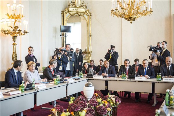 A Miniszterelnöki Sajtóiroda által közreadott képen Orbán Viktor miniszterelnök (j2) beszél, mellette az asztalnál Christian Kern osztrák kancellár (b), Angela Merkel német kancellár (b2), Bojko Boriszov bolgár kormányfő (b5), Lázár János, a Miniszterelnökséget vezető miniszter (j3) és Edi Rama albán kormányfő (j) a bécsi migrációs csúcstalálkozón 2016. szeptember 24-én. Az osztrák kancellár meghívására tíz ország vezetői tárgyalnak a szükséges menekültügyi intézkedésekről. MTI Fotó: Miniszterelnöki Sajtóiroda / Szecsődi Balázs