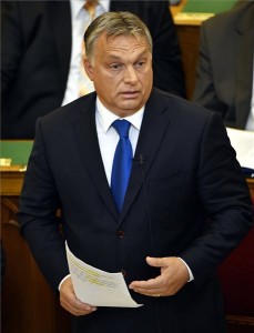 Orbán Viktor miniszterelnök reagál a napirend előtti felszólalásával kapcsolatban elhangzott frakcióvezetői felszólalásokra az Országgyűlés plenáris ülésén 2016. szeptember 12-én. MTI Fotó: Illyés Tibor