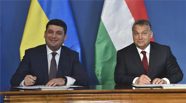  Orbán Viktor miniszterelnök (j) és Volodimir Hrojszman ukrán kormányfő együttműködési megállapodást ír alá a tárgyalásukat követően tartott sajtótájékoztatón az Országházban 2016. november 24-én. MTI Fotó: Illyés Tibor 