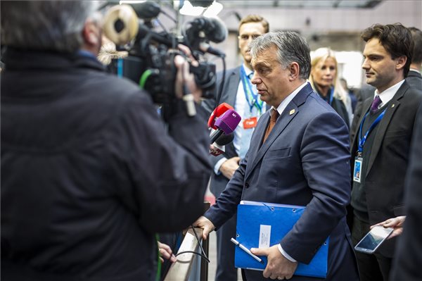  A Miniszterelnöki Sajtóiroda által közreadott képen Orbán Viktor miniszterelnök (k) nyilatkozik az Európai Unió brüsszeli csúcstalálkozója előtt 2016. december 15-én. Balra Havasi Bertalan, a Miniszterelnöki Sajtóiroda vezetője. MTI Fotó: Miniszterelnöki Sajtóiroda / Szecsődi Balázs