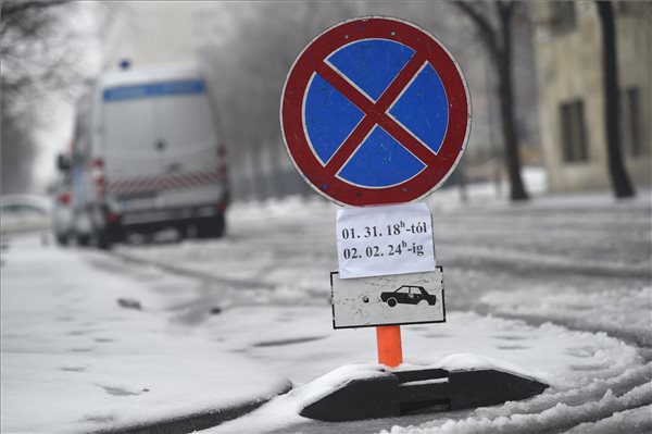  Parkolást tiltó tábla Budapesten, az V. kerületi Széchenyi rakparton 2017. február 1-jén. Vlagyimir Putyin orosz elnök február 2-i budapesti látogatása miatt a város több pontján január 31-én 18 órától február 2-án 24 óráig várakozási tilalmat rendeltek el. MTI Fotó: Kovács Tamás