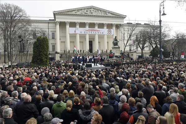 Orbán Viktor miniszterelnök beszédet mond az 1848-49-es forradalom és szabadságharc 169. évfordulója alkalmából rendezett állami ünnepségen a Magyar Nemzeti Múzeum előtt 2017. március 15-én. MTI Fotó: Kovács Tamás