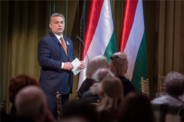 A Miniszterelnöki Sajtóiroda által közreadott képen Orbán Viktor miniszterelnök beszédet mond a Kossuth-díjjal kitüntetettek tiszteletére adott díszvacsorán az 1848-49-es forradalom és szabadságharc 169. évfordulóján a pesti Vigadóban 2017. március 15-én. MTI Fotó: Miniszterelnöki Sajtóiroda / Botár Gergely