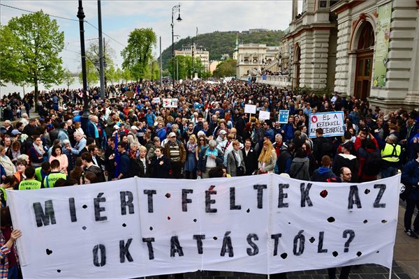 Résztvevők gyülekeznek az Oktatási szabadságot csoport Szabad ország, szabad CEU, szabad gondolat! címmel meghirdetett demonstrációja előtt a Várkert Bazárnál 2017. április 9-én. A jelenlévők a nemzeti felsőoktatásról szóló törvény április 4-i módosítása ellen tiltakoztak, amely szerintük ellehetetleníti a Közép-európai Egyetem (CEU) magyarországi működését. Ezért arra kérik Áder János köztársasági elnököt, hogy ne írja alá az elfogadott törvényt. MTI Fotó: Marjai János