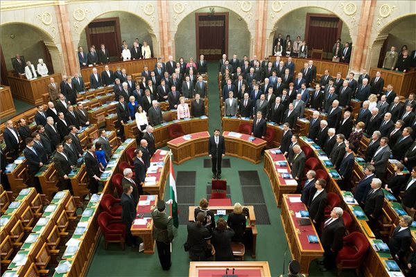  Áder János újraválasztott köztársasági elnök (k) leteszi esküjét az Országgyűlés plenáris ülésén 2017. május 8-án. A Fidesz-KDNP államfőjelöltjét az Országgyűlés 131 szavazattal választotta újra március 13-án. MTI Fotó: Koszticsák Szilárd 