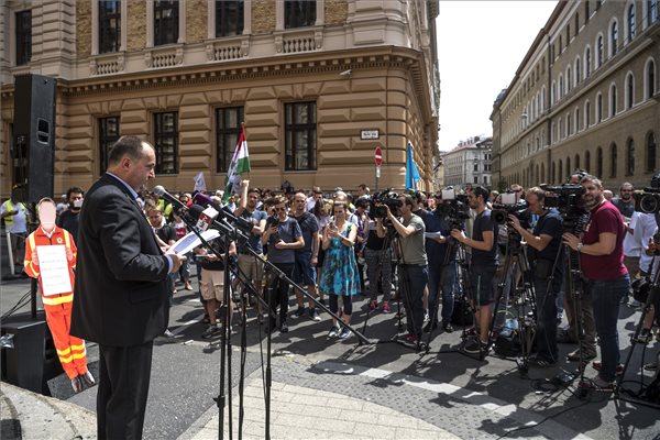 Kusper Zsolt, a MOMSZ elnöke beszédet mond a Magyarországi Mentődolgozók Szövetsége (MOMSZ), valamint a Rendészeti és Közigazgatási Dolgozók Szakszervezetének mentő tagszervezete által rendezett tiltakozáson Budapesten, az Országos Mentőszolgálat Markó utcai székháza előtt 2017. május 31-én. MTI Fotó: Szigetváry Zsolt