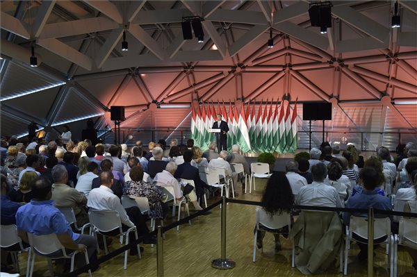 Orbán Viktor miniszterelnök beszédet mond a Fidesz-frakciónak a nemzeti konzultációt kísérő, Álljunk ki Magyarországért! országjáró rendezvénysorozatának záróeseményén a Bálna Budapest Rendezvényközpontban 2017. június 27-én. MTI Fotó: Máthé Zoltán