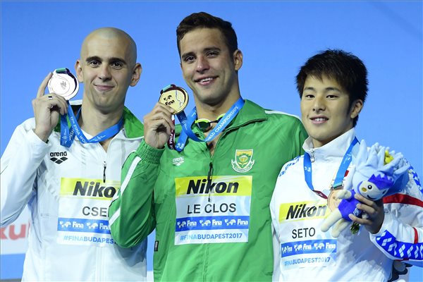 A győztes dél-afrikai Chad le Clos (k), a második helyezett Cseh László (b) és a harmadik helyezett japán Szeto Daija a férfi 200 méteres pillangóúszás eredményhirdetésén  a 17. vizes világbajnokságon a Duna Arénában 2017. július 26-án. MTI Fotó: Kovács Tamás