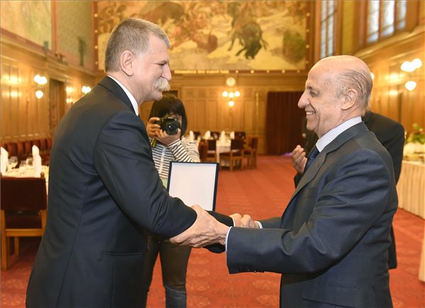Julio Cesar Maglione, a Nemzetközi Úszó Szövetség (FINA) elnöke (j) átadja a szövetség díját Kövér Lászlónak, az Országgyűlés elnökének a Parlament Vadásztermében 2017. július 29-én. MTI Fotó: Bruzák Noémi