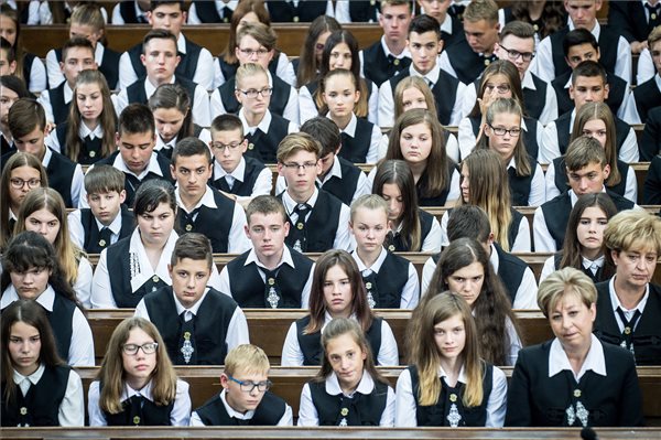 Diákok a nemzeti tanévnyitón a nagykőrösi református templomban 2017. augusztus 31-én. MTI Fotó: Ujvári Sándor