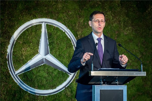 Varga Mihály nemzetgazdasági miniszter beszédet mond a Mercedes-Benz gyár új képzési központja alapkőletételi ünnepségén Kecskeméten 2017. szeptember 21-én.  Az autógyár közvetlen szomszédságában felépülő intézmény elsősorban a duális képzésben részt vevő középiskolások és felsőoktatási hallgatók gyakorlatának helyszíne lesz. A több mint 3 milliárd forint összegű beruházást a magyar állam 622 millió forinttal támogatja. MTI Fotó: Ujvári Sándor