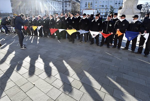 Résztvevők a Kéményseprők Országos Szakszervezetének demonstrációján Budapesten, a Kossuth téren 2017. október 30-án. A tüntetők a családi házak számára kötelező kéményseprés megszüntetéséről szóló törvényjavaslat visszavonását követelték. MTI Fotó: Máthé Zoltán