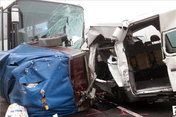 Ütközésben összetört járművek a 4-es főút 99-es kilométerénél Szolnok határában 2017. november 25-én. A nagy ködben egy kisbusz frontálisan ütközött egy autóbusszal, amelybe aztán hátulról belecsapódott egy személygépkocsi. A kisbusz utasai közül hárman meghaltak. A balesetben négyen súlyosan, nyolcan könnyebben megsérültek. MTI Fotó: Mészáros János