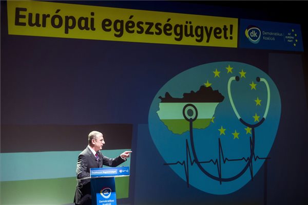 Gyurcsány Ferenc, a Demokratikus Koalíció (DK) elnöke, korábbi miniszterelnök beszédet mond a pártja országos választási programbemutató salgótarjáni rendezvényén 2017. november 18-án. 
