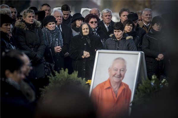  Stadler József temetése az akasztói temetőben 2017. november 25-én. Az egykori vállalkozó hatvanhat éves korában november 21-én hunyt el. MTI Fotó: Ujvári Sándor 