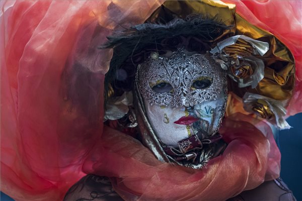 elmezbe öltözött résztvevő a Szentendrei Karnevál - Farsangfarka Fesztivál elnevezésű rendezvényen Szentendrén 2018. február 10-én. MTI Fotó: Mónus Márton