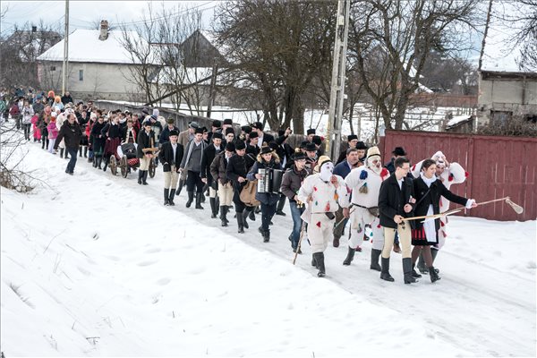 A Hargita megyei hagyományőrző csoportok közös farsangi ünnepségének résztvevői vonulnak az erdélyi Csíkszentsimonban 2018. február 10-én. MTI Fotó: Veres Nándor