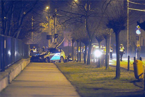 Ütközésben összetört rendőrautó a IV. kerületben a Fóti út és a Leiningen Károly utca kereszteződésében 2018. február 16-án. A jármű eddig tisztázatlan körülmények között ütközött össze egy másik rendőrautóval. A balesetben egy rendőr a helyszínen életét vesztette, további három pedig megsérült. MTI Fotó: Mihádák Zoltán