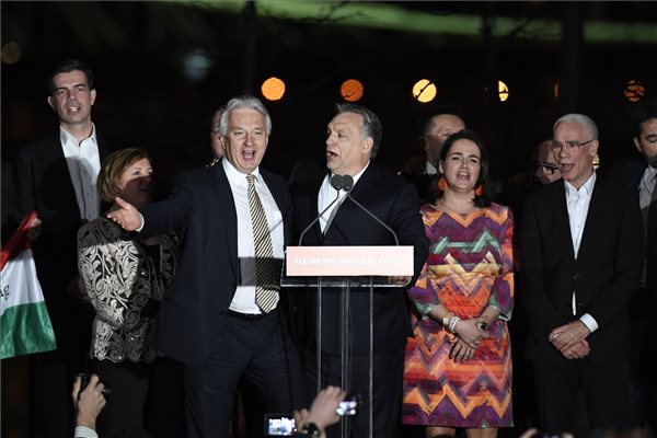 Orbán Viktor miniszterelnök, a Fidesz elnöke (b4) és Semjén Zsolt nemzetpolitikáért felelős miniszterelnök-helyettes, a Kereszténydemokrata Néppárt (KDNP) elnöke (b3) a Kossuth-nótát énekli a párt választási eredményváró rendezvényén a Bálna Budapest rendezvényközpontban az országgyűlési képviselő-választás napján, 2018. április 8-án. Mellettük Gyürk András, a Fidesz európai parlamenti képviselője (b) Semjénné Menus Gabriella, Semjén Zsolt felesége (b2), Novák Katalin, a Fidesz alelnöke (j2) és Balog Zoltán, az emberi erőforrások minisztere (j). MTI Fotó: Koszticsák Szilárd