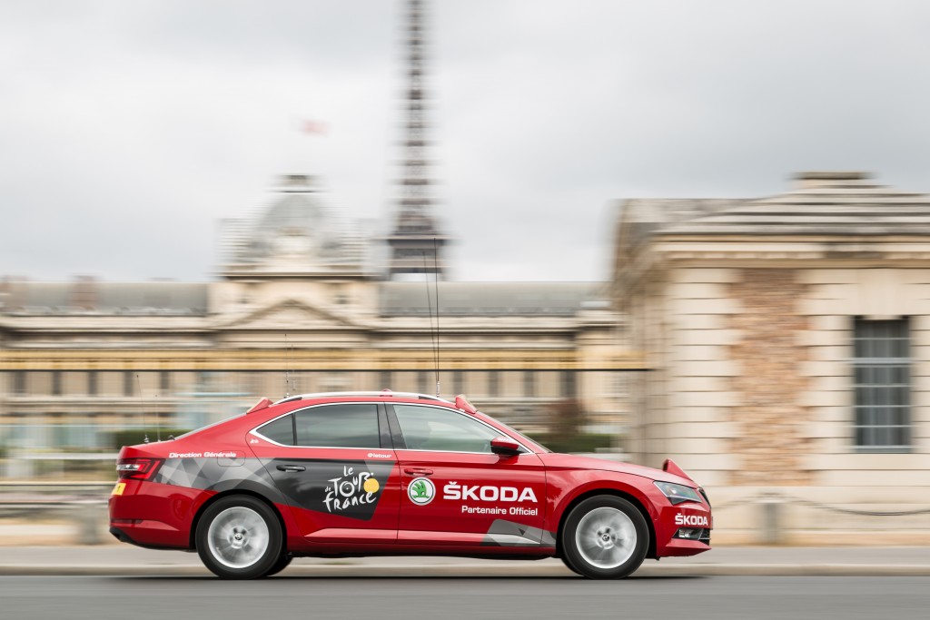 150623-new-skoda-superb-is-red-car-in-tour-de-france-2015-1