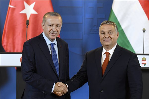 Recep Tayyip Erdogan török elnök (b) és Orbán Viktor miniszterelnök a megbeszélésüket követően tartott sajtótájékoztatón az Országházban 2018. október 8-án. MTI Fotó: Koszticsák Szilárd