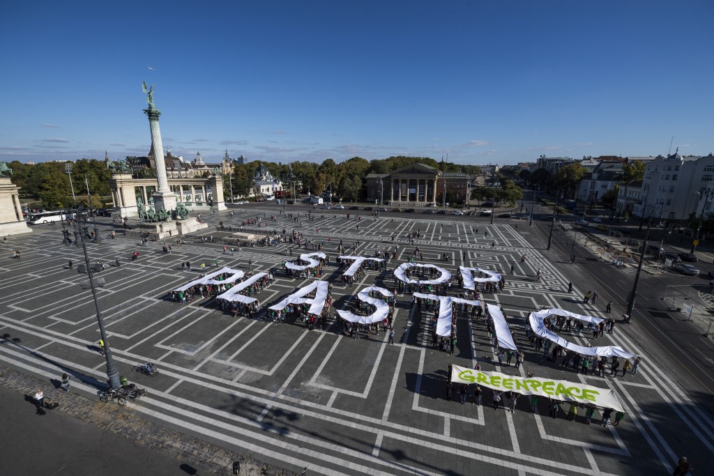 Az eldobható mûanyag szatyrok betiltásáért tüntetett a Greenpeace Magyarország Budapesten