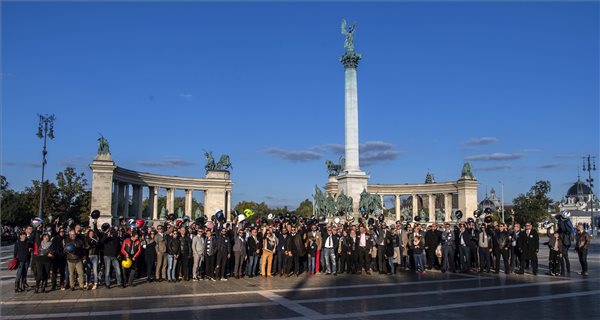 A The Distinguished Gentleman's Ride (DGR) elnevezésű motoros jótékonysági rendezvény budapesti felvonulásának résztvevői a Hősök terén 2018. szeptember 30-án. A rendezvény a prosztatarák megelőzésére és a férfiak mentálhigiénés egészségre hívja fel a figyelmet, 95 ország 650 városában egy időben több mint 120 ezer elegánsan öltözött motoros célja hatmillió dollárnyi egyéni és szponzori adományt gyűjteni a novemberi "bajszos" kampányból is ismert Movember Foundationnek. MTI Fotó: Szigetváry Zsolt 
