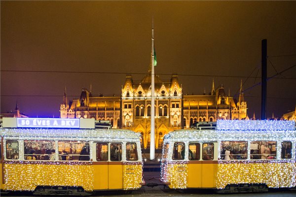 Fényfüzérekkel feldíszített Ganz UV típusú adventi fényvillamos a Parlament előtti Kossuth Lajos téren 2018. november 29-én. MTI/Balogh Zoltán 
