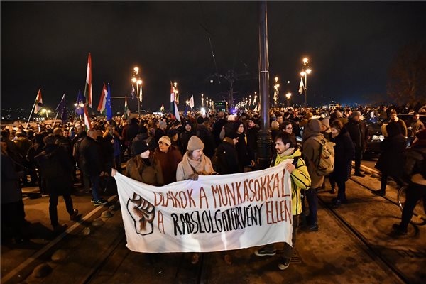 Az ellenzéki pártok kezdeményezésére a munka törvénykönyvének módosítása ellen indult tüntetés résztvevői a Margit hídon 2018. december 12-én. MTI/Mónus Márton 