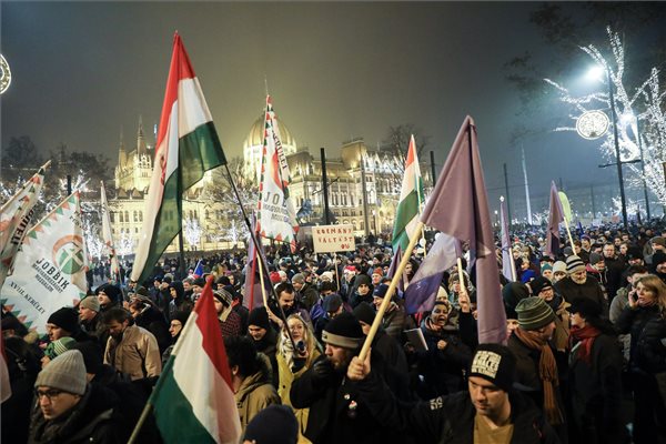 Ellenzéki tüntetés a fővárosban a Parlament előtt, a Kossuth téren 2018. december 21-én. MTI/Mohai Balázs