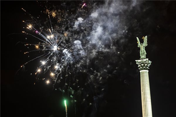 Szilveszteri tűzijáték a Hősök terén 2019. január 1-jére virradó éjjel. Jobbról a Millenniumi emlékmű főalakja, Gábriel arkangyal szobra látható. MTI/Mohai Balázs