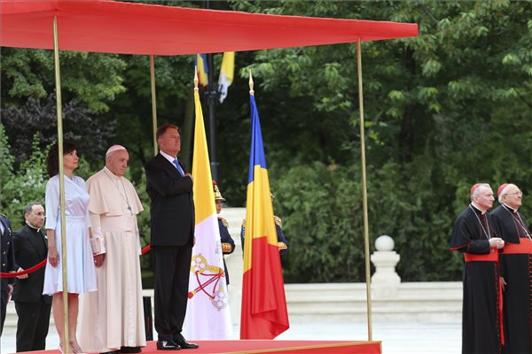 Ferenc pápát (az emelvényen, k) fogadja Klaus Iohannis román államfő (az emelvényen, j) a bukaresti államfői rezidencia, a Cotroceni-palota előtt 2019. május 31-én. Balról az államfő felesége, Carmen Iohannis. A katolikus egyházfő háromnapos pasztorális és ökumenikus jellegű apostoli látogatáson vesz részt Romániában. MTI/Baranyi Ildikó