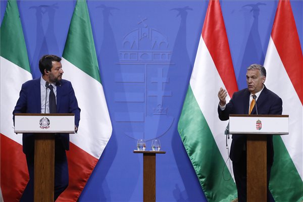  Orbán Viktor miniszterelnök (j) és Matteo Salvini olasz belügyminiszter, miniszterelnök-helyettes sajtótájékoztatót tart megbeszélésüket követően Budapesten, a Karmelita kolostorban 2019. május 2-án. MTI/Koszticsák Szilárd