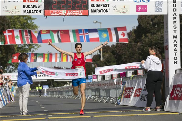 A férfiak versenyének győztese, Jenkei Péter a célban a 34. Spar Budapest Maratonon 2019. szeptember 29-én. A Vasas versenyzője 2:23:21-es idővel ért célba. MTI/Mohai Balázs
