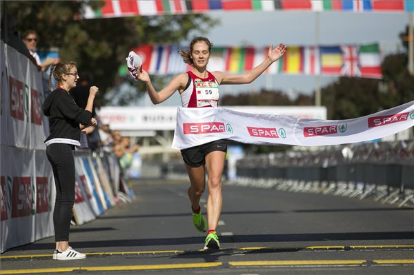 A nők versenyének győztese, Gyurkó Fanni Anna célba ér a 34. Spar Budapest Maratonon 2019. szeptember 29-én. A Vasas versenyzője 2:42:54-es idővel ért célba. MTI/Mohai Balázs 
