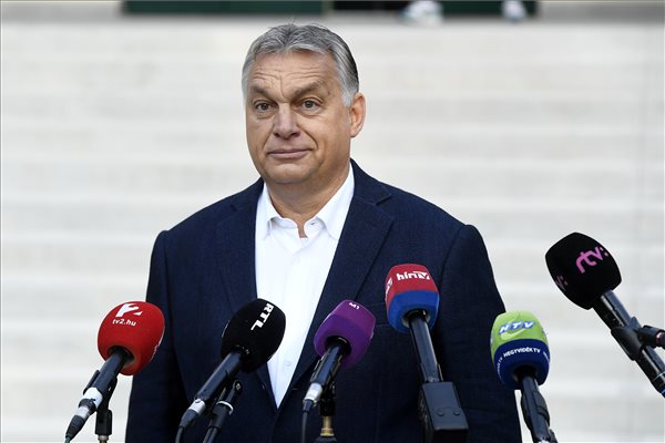 Orbán Viktor miniszterelnök nyilatkozik a sajtó munkatársainak, miután leadta szavazatát az önkormányzati választáson a Zugligeti Általános Iskolában 2019. október 13-án. MTI/Koszticsák Szilárd