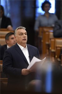 Orbán Viktor miniszterelnök napirend előtt felszólal az Országgyűlés plenáris ülésén 2020. március 23-án. A politikai viták, széthúzás helyett elérkezett az összefogás ideje - mondta Orbán Viktor miniszterelnök a koronavírus-járvány kapcsán. MTI/Kovács Tamás
