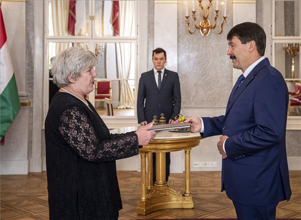  Erőss Mónika, az Országos Bírósági Hivatal (OBH) elnökhelyettese (b) átveszi kinevezési okmányát Áder jános köztársasági elnöktől a Sándor-palotában 2020. április 6-án. MTI/Szigetváry Zsolt 