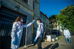 Védőmaszkot viselő diák hőmérsékletét mérik a történelem írásbeli érettségi vizsga előtt a fővárosi Kőrösi Csoma Sándor Két Tanítási Nyelvű Baptista Gimnázium udvarán 2020. május 6-án. Történelemből középszinten 64 342, emelt szinten 7073 érettségiző vizsgázik országszerte. A koronavírus-járvány miatt a tantermekben legalább másfél méteres távolság betartásával legfeljebb tíz vizsgázó tartózkodhat, valamennyi vizsgázónak maszkot, a tanároknak kesztyűt is biztosítanak. MTI/Balogh Zoltán