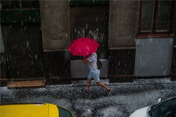 Esernyőt tartó férfi a jégesőben Budapest belvárosában 2020. június 14-én. MTI/Balogh Zoltán 