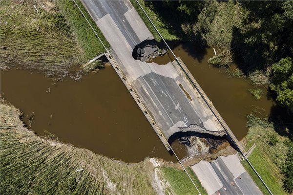 A heves esőzés miatt megáradt Rinya-patak leszakadt hídja a 68-as főút Böhönye és Segesd közötti szakaszán 2020. július 27-én. MTI/Varga György 