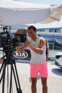 Rafael Nadal a kamera lencséjét írja alá