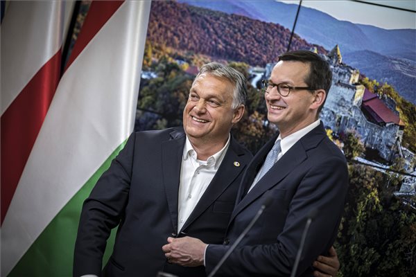 A Miniszterelnöki Sajtóiroda által közreadott képen Orbán Viktor magyar (b) és Mateusz Morawiecki lengyel kormányfő az Európai Unió brüsszeli csúcstalálkozója után tartott sajtótájékoztatón 2020. július 21-én. MTI/Miniszterelnöki Sajtóiroda/Benko Vivien Cher